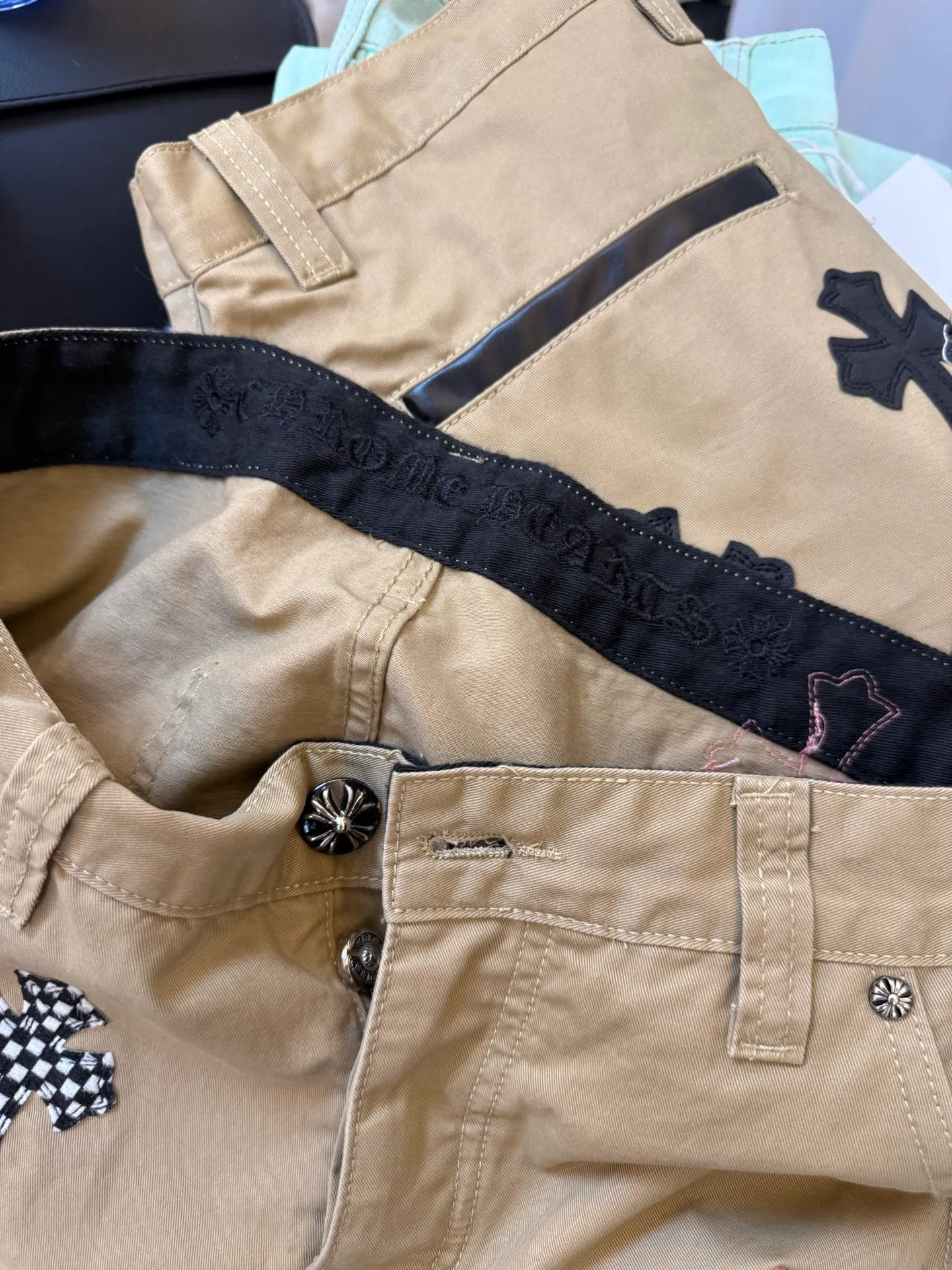 P280 Style number: D335 🔥Chrome Hearts khaki pink leather work jeans Size: s-XXL (28 30 32 34) Color: Khaki Size reference 28 pants length 100 waist 72 30 pants length 101 waist 76 32 pants length 103 waist 80 34 pants length 104 waist 84